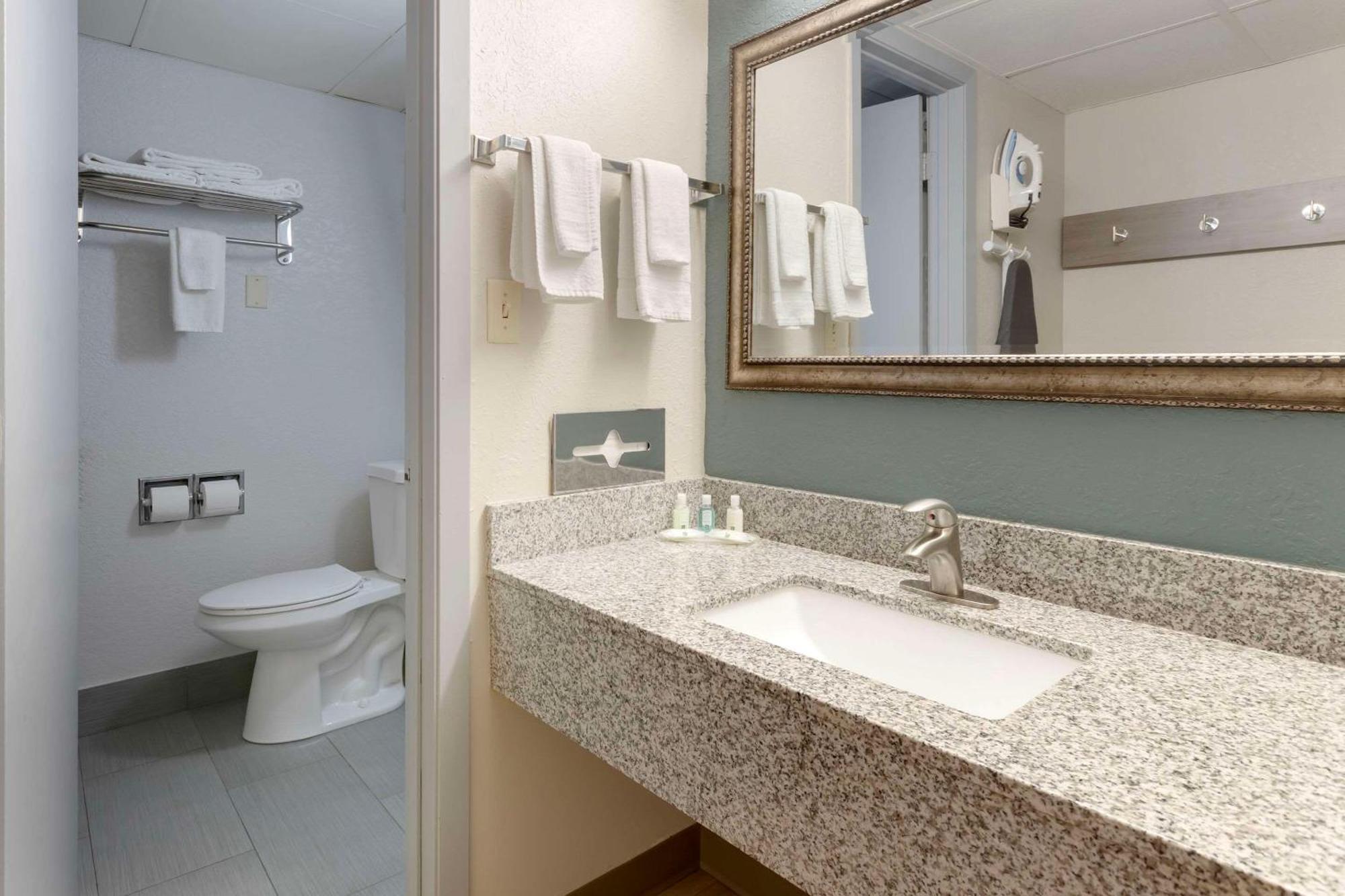 Quality Inn Newton At I-80 Exterior foto